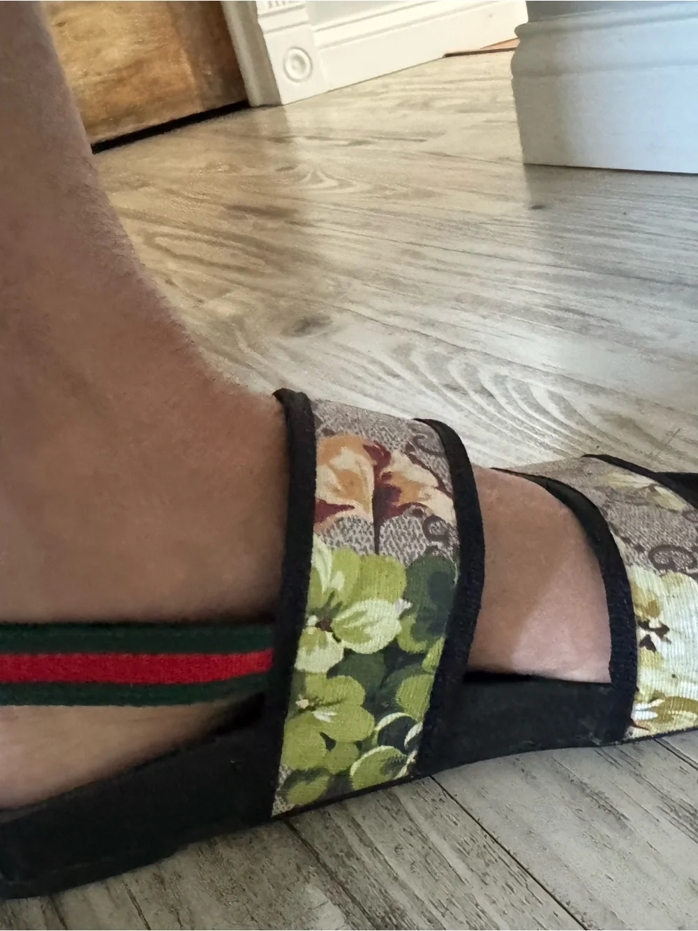 Gucci Black Floral GG Canvas Slide Sandals with Green-Red Web - Picture 4 of 4